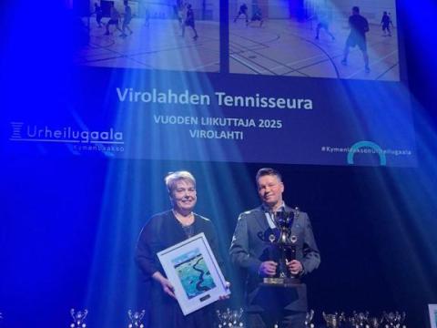 Kymenlaakson Urheilugaalassa liikuttajapalkintoa olivat seuran puolesta vastaanottamassa ryhmien vastuuvetäjistä Päivi Tasa ja Markku Kiukas.